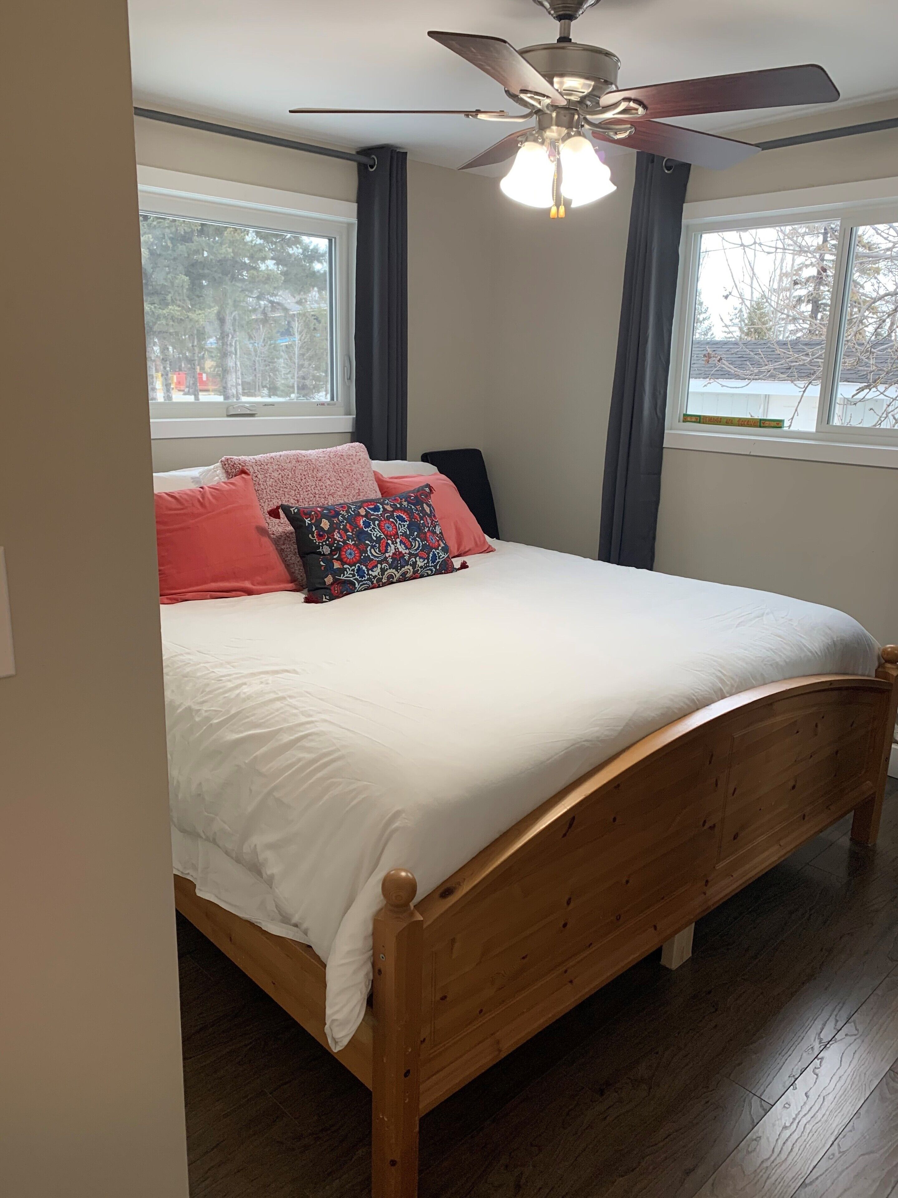 4 slaapkamers, een bureau, een strijkplank/strijkijzer, gratis wifi