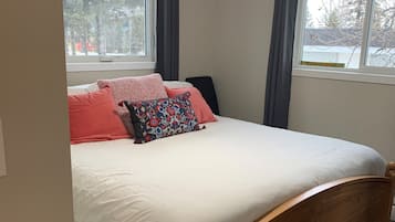 4 slaapkamers, een bureau, een strijkplank/strijkijzer, gratis wifi