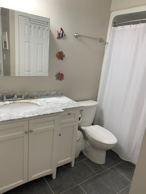 Kombination af bruser/badekar, hårtørrer, håndklæder, Sæbe