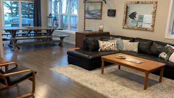 Een smart-tv, een open haard, videogames en een dvd-speler