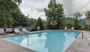 Outdoor pool - Dtown Gat Condo 99 nt non holiday wknt & Conv Ctr RockyTopSports Pkwy (Gatlinburg)