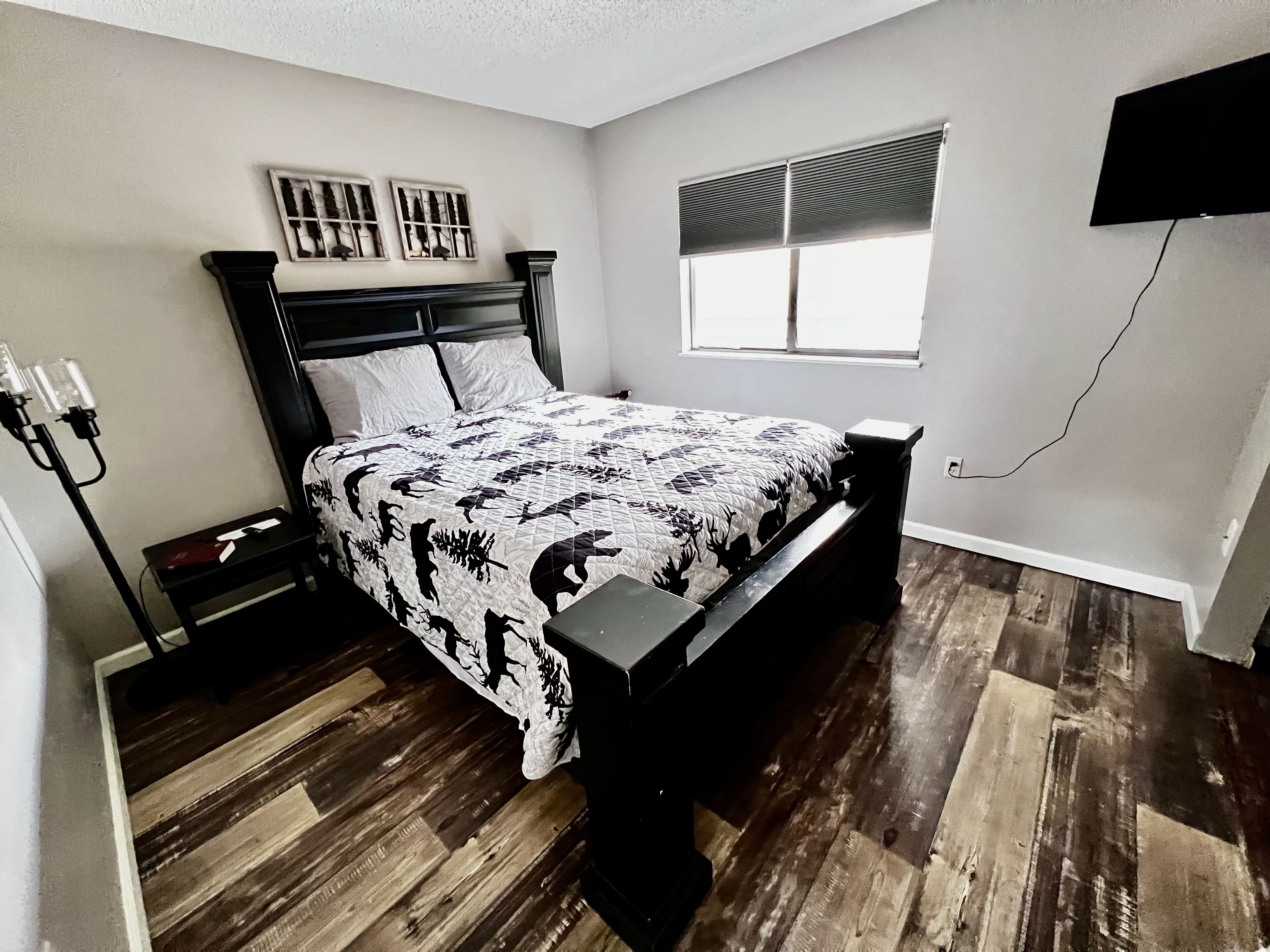 Second bedroom 
Queen bed
Blackout shades