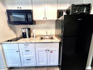 Fridge, microwave, stovetop, coffee/tea maker - NO cleaning fee Walk to Downtown Strip & Convention Ctr Mtn Views Ntl Park Bears (Gatlinburg)