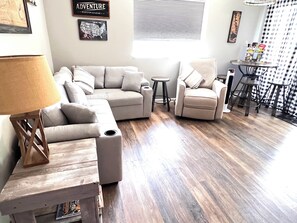 Smart TV, fireplace, books - Dtown Gat Condo 99 nt non holiday wknt & Conv Ctr RockyTopSports Pkwy (Gatlinburg)