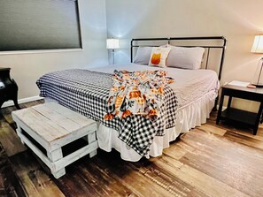 2 bedrooms, iron/ironing board, free WiFi, bed sheets - Dtown Gat Condo 99 nt non holiday wknt & Conv Ctr RockyTopSports Pkwy (Gatlinburg)