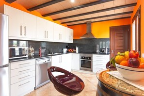 冷蔵庫、オーブン、コンロ、食器洗い機