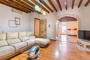 Fernseher, Kamin, DVD-Player