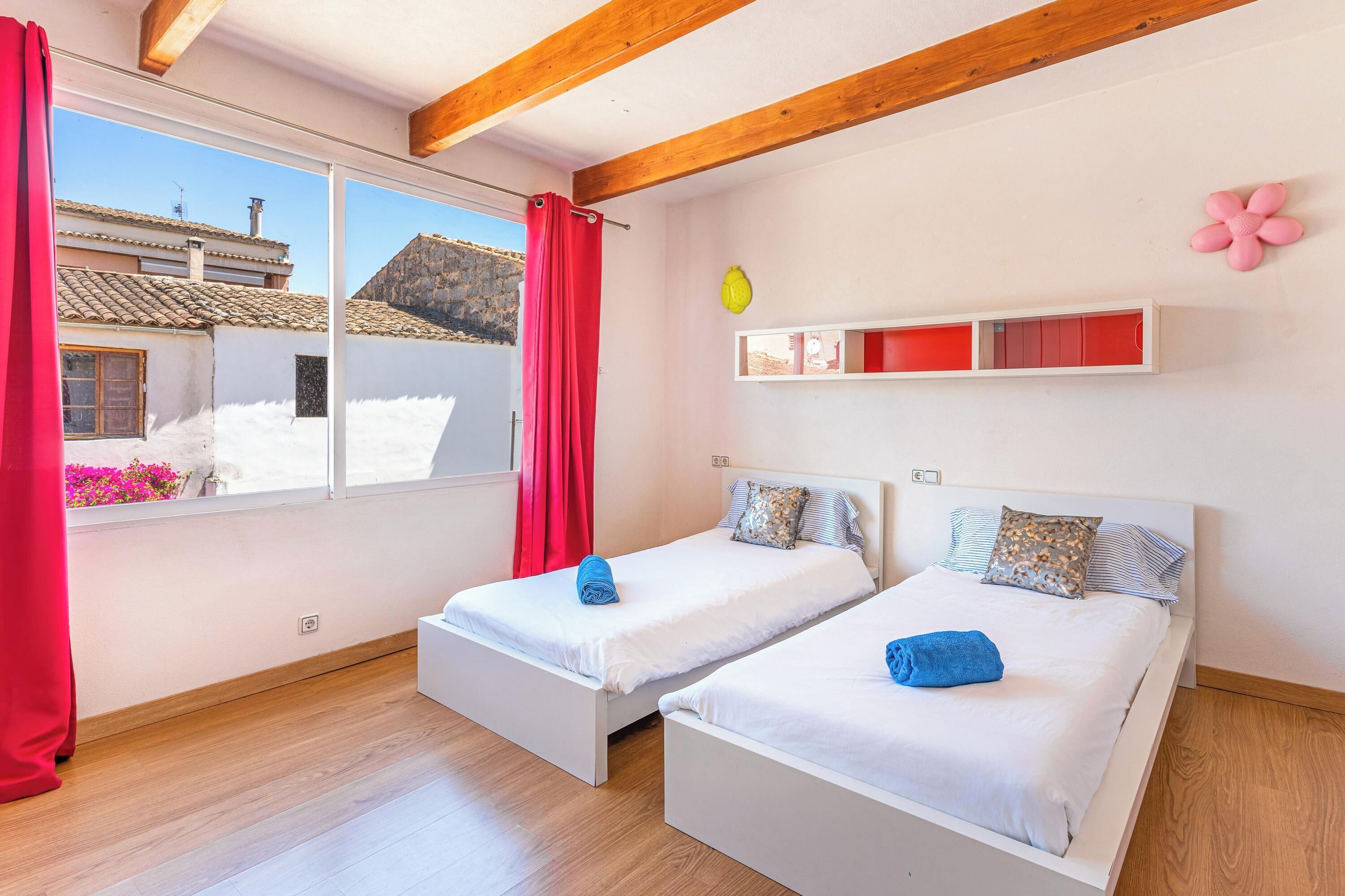 4 bedrooms, iron/ironing board, free WiFi, bed sheets