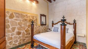 4 makuuhuonetta, silitysrauta/-lauta, ilmainen Wi-Fi, vuodevaatteet