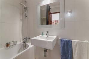 Een bad, een haardroger, handdoeken