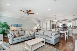 Smart TV - Spacious townhouse| Walk or Bike to Pool or Beach| Pet Friendly| Free Golf| White Sugar Sand Beaches (Pensacola)