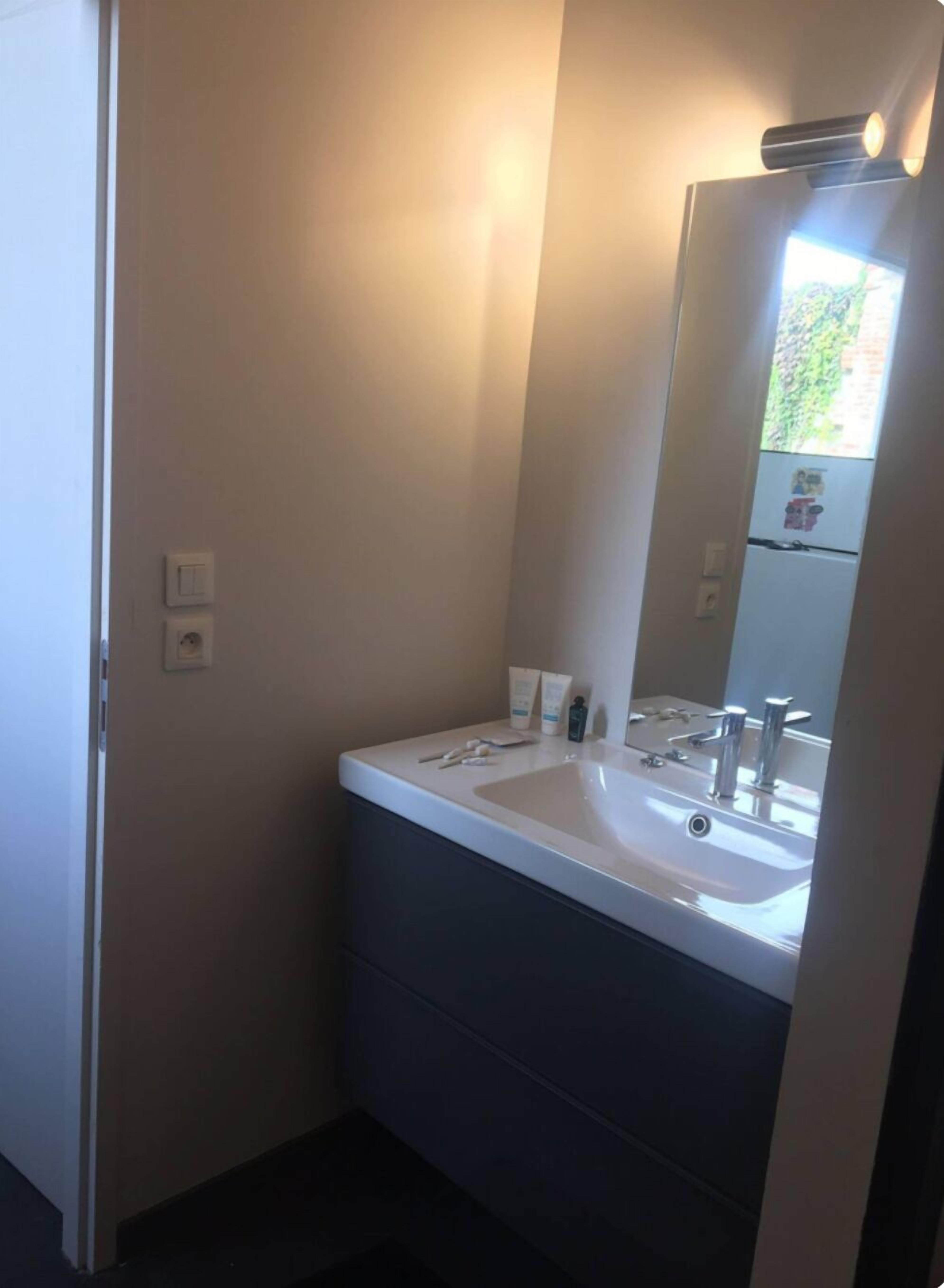 Douche, sèche-cheveux, serviettes fournies, savon