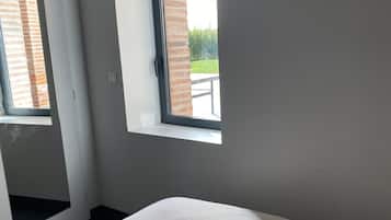 1 habitación, tabla de planchar con plancha y cuna de viaje