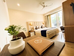 Sky Studio Room | 고급 침구, 미니바, 책상, 노트북 작업 공간