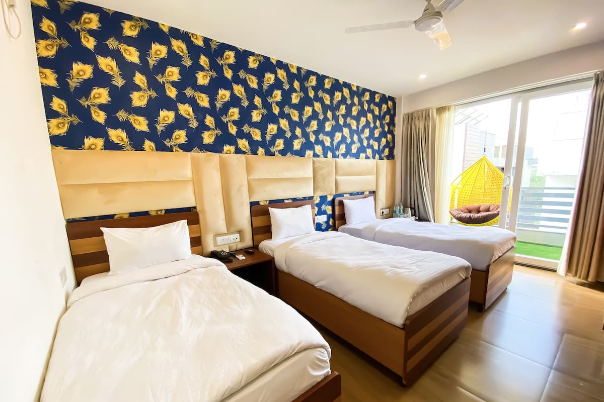 Deluxe Triple Room | Premium bedding, minibar, desk, laptop workspace