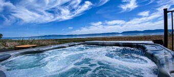 Bear Foot Beach House-Beautiful Views on the Lake