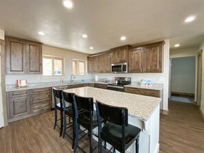Fridge, microwave, oven, stovetop - Bear Foot Beach House-Beautiful Views on the Lake (Garden City)