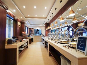 Petit déjeuner, déjeuner, dîner et brunch servis sur place