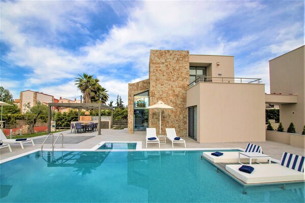 Alberca al aire libre y alberca climatizada