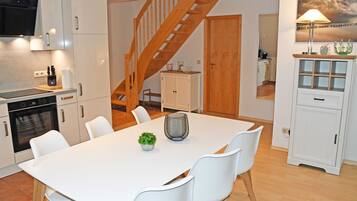 Kühlschrank, Mikrowelle, Ofen, Geschirrspüler