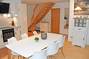 Kühlschrank, Mikrowelle, Ofen, Geschirrspüler