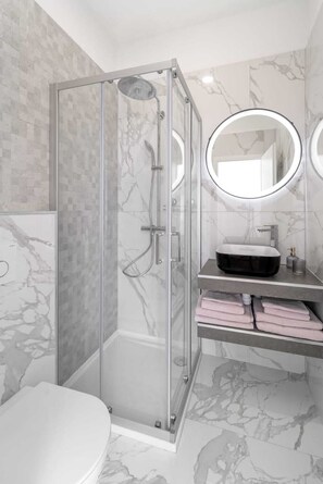 Kostenlose Toilettenartikel, Haartrockner, Handtücher