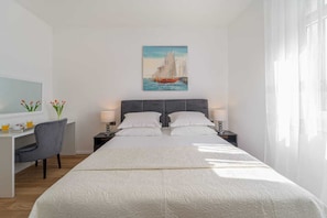 2 bedrooms, desk, iron/ironing board, WiFi