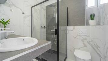 Amenidades de baño gratuitas, secadora de cabello, toallas