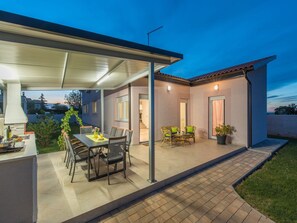 Outdoor dining - Villa in Novigrad with Private Pool (Novigrad)