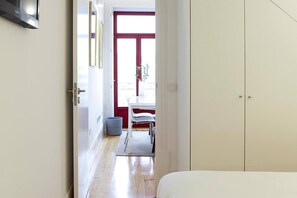 2 habitaciones, tabla de planchar con plancha, cuna de viaje y wifi 