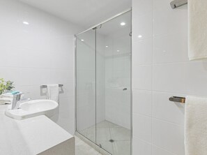 Ducha, secador de pelo y toallas