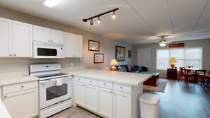 Jääkaappi, mikroaaltouuni, uuni, liesi