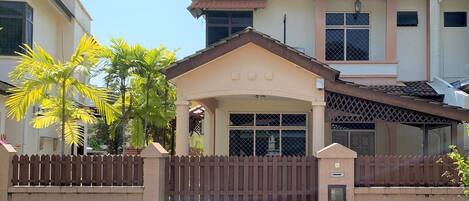 Vista frontal de la propiedad