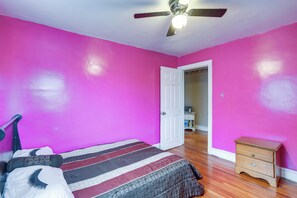 4 bedrooms, desk, Internet, bed sheets