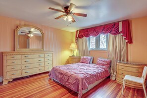 4 bedrooms, desk, Internet, bed sheets