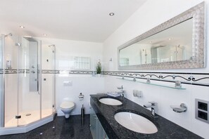 Baignoire, baignoire à jets, sèche-cheveux, bidet