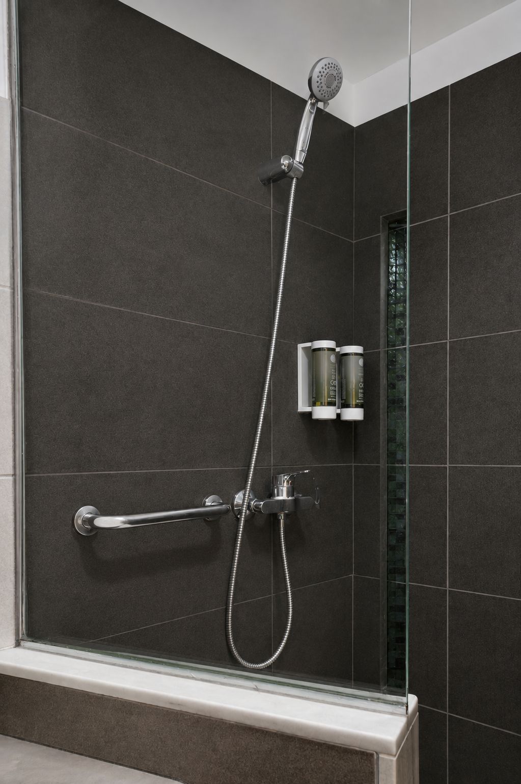Eine moderne Dusche mit Handbrause und Duschschlauch.