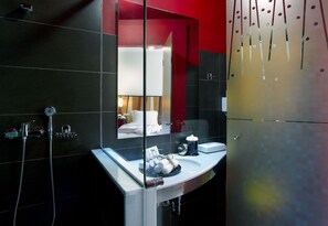 Een douche, gratis toiletartikelen, een haardroger, pantoffels