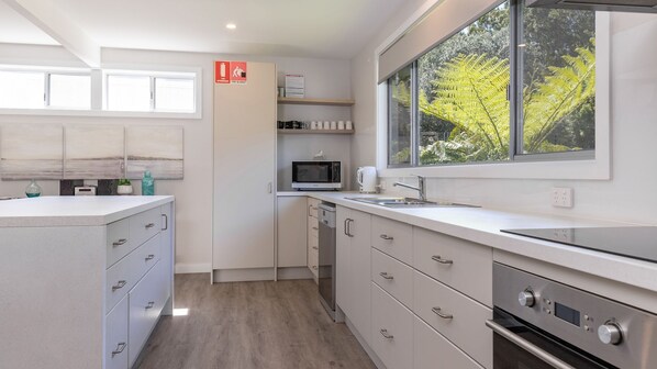 ثلاجة، ميكروويف، فرن، موقد طهي مسطح