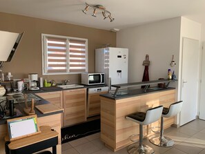 Réfrigérateur, micro-ondes, four, plaque de cuisson