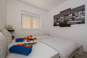 1 slaapkamer, een kluis op de kamer, een strijkplank/strijkijzer