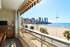 A balcony with a view of a beach and city skyline. - Carolina 1-C (Benidorm)
