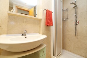 Douche, serviettes fournies