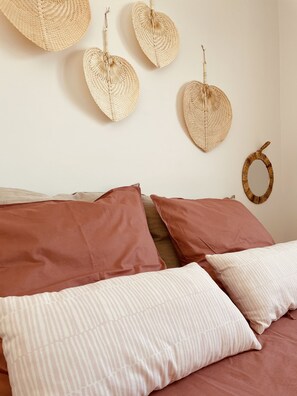 2 bedrooms, iron/ironing board, free WiFi, bed sheets