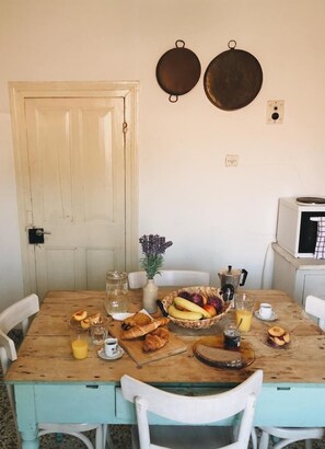 Apartment | Private kitchen | Fridge, oven, stovetop, coffee/tea maker