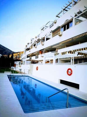 حمّام سباحة خارجي