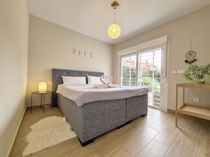 3 slaapkamers, een strijkplank/strijkijzer, gratis wifi, beddengoed