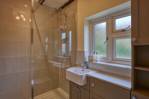 Ferienhaus | Badezimmer | Dusche, kostenlose Toilettenartikel, Haartrockner, Handtücher