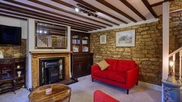 Cottage | Phòng khách | TV 30-inch có truyền hình kỹ thuật số, lò sưởi
