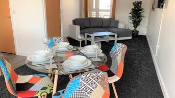 Apartamento conforto | Opções para refeição no quarto